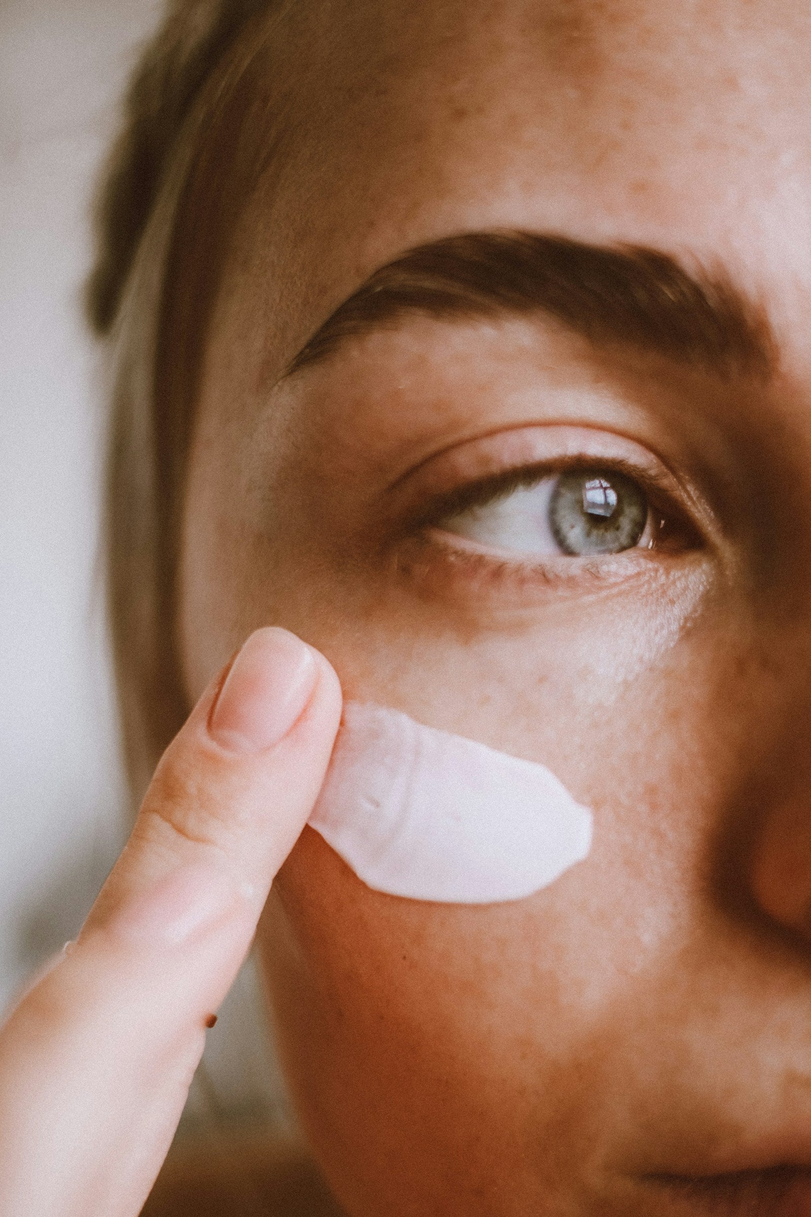 Aplicación de crema hidratante en el rostro