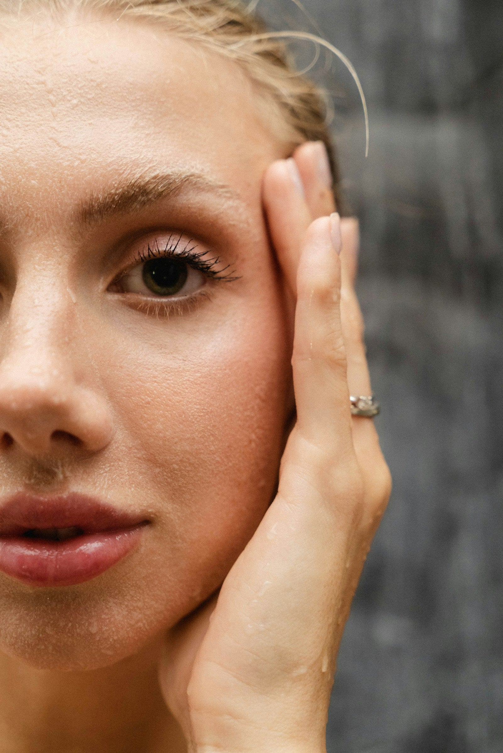 Rostro con piel húmeda y luminosa